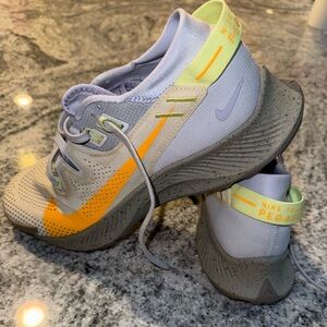 Nike - WMNS PEGASUS TRAIL 2 'LIMELIGHT LASER ORANGE - SIZE 8.5